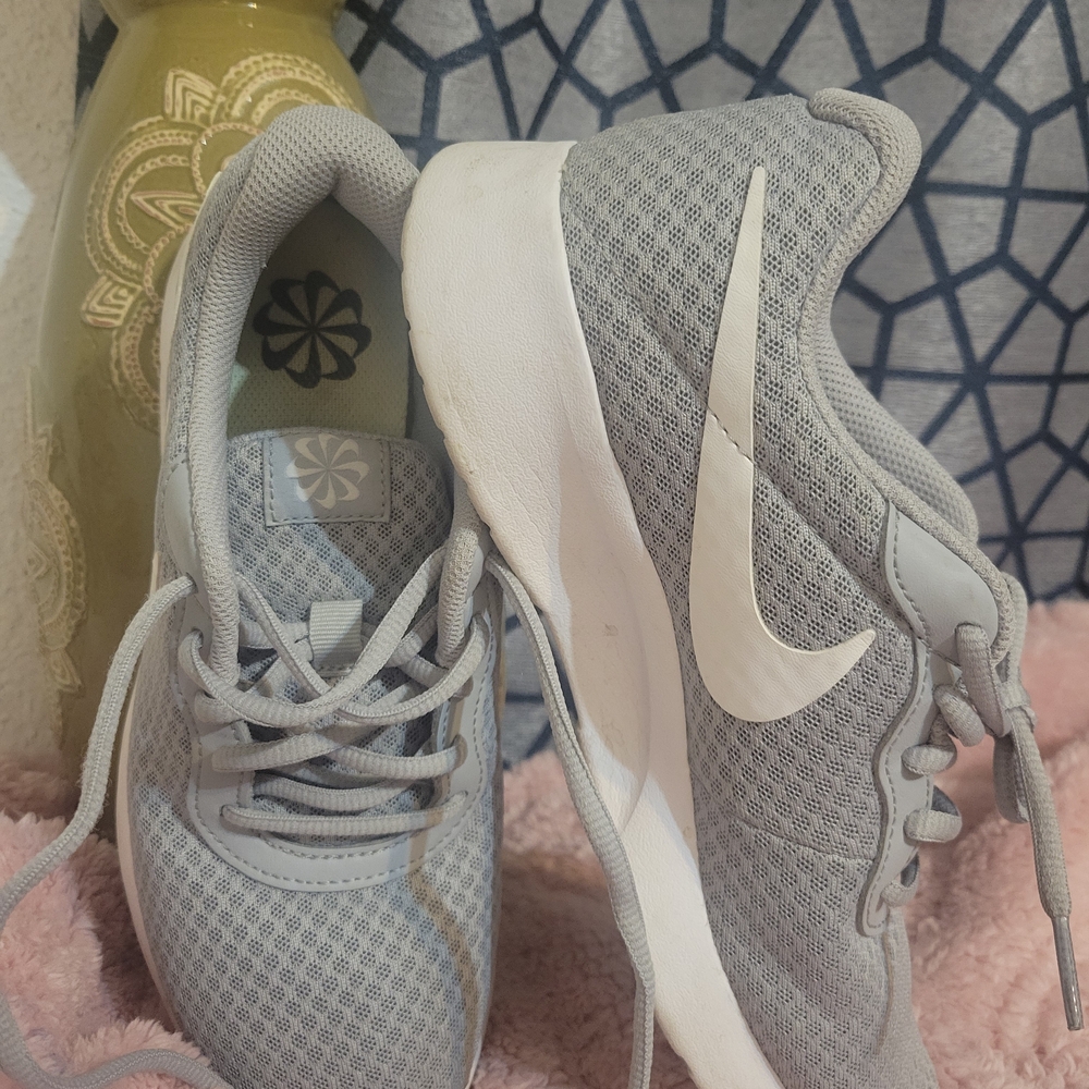Nike Women's Light Gray Athletic Sneakers